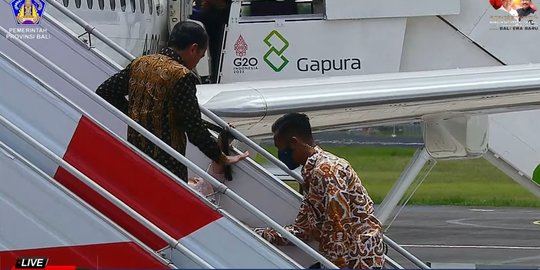 Ibu Negara Terpeleset di Tangga Pesawat, Paspampres Mau Nolong Dilarang Jokowi