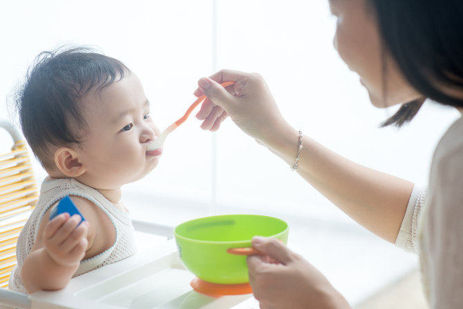 kunci sukses memperkenalkan mpasi pertama kepada bayi orang tua wajib tahu
