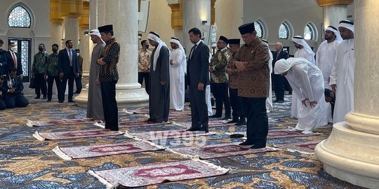 Momen Jokowi Dan Prabowo Salat Bareng Presiden MBZ Saat Resmikan Masjid ...