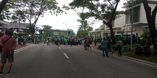 Teman Dianiaya, Ratusan Driver Ojek Online Geruduk Perumahan di Pekanbaru