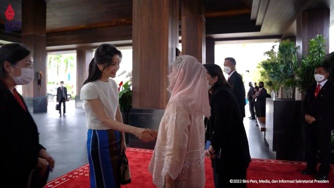 momen ibu iriana ajak ibu negara korea lihat budaya indonesia di g20 bali curi perhatian