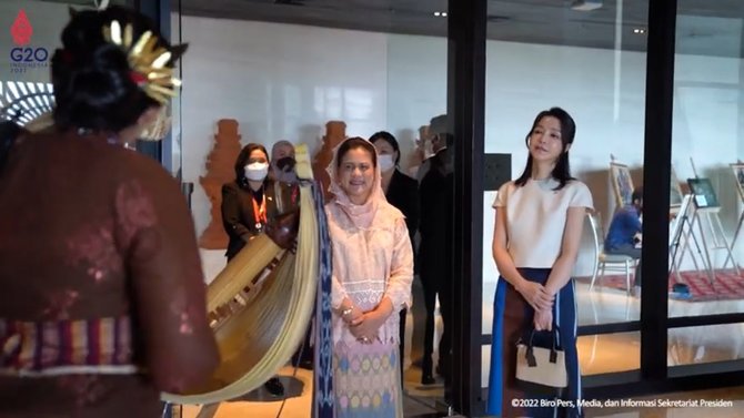 momen ibu iriana ajak ibu negara korea lihat budaya indonesia di g20 bali curi perhatian