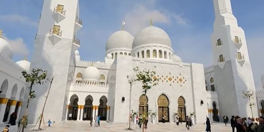 Baru Diresmikan, Ini Potret Megah Masjid Raya Sheikh Zayed Solo