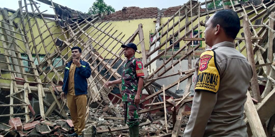 Diguncang Gempa, Bangunan SD Di Garut Roboh | Merdeka.com