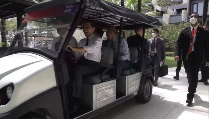 jokowi naik mobil golf antar tamu ktt g20 makan siang