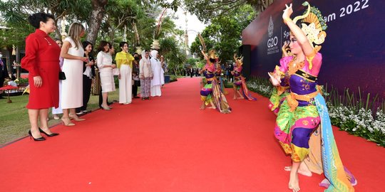 Potret Iriana Jokowi Ajak Para Ibu Negara G20 Lihat Kearifan Lokal Indonesia