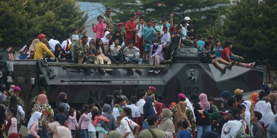 Antusiasme Warga Naik Tank di HUT ke-77 Korps Marinir