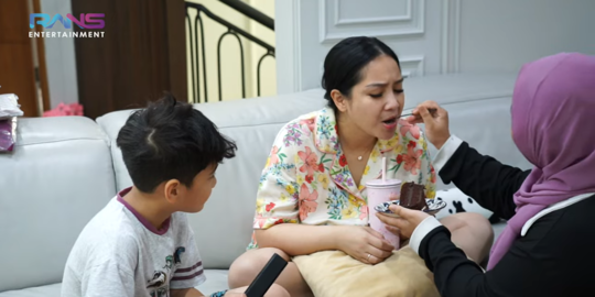 Lala Pengasuh Rafathar Diberi Kejutan Ultah, Momen Suapi Nagita Kue jadi Sorotan