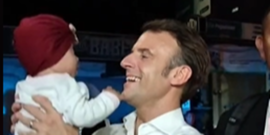 Momen Langka Presiden Perancis Jalan Kaki dan Gendong Bayi Warga di Bali