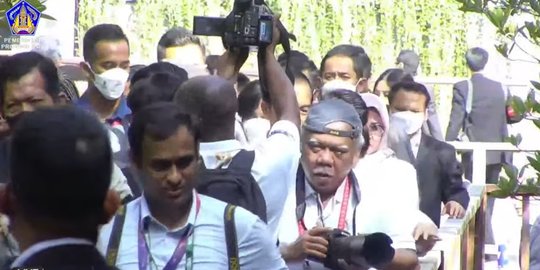 Momen Menteri Basuki Jadi Wartawan Foto Saat Jalan-Jalan ke Hutan Mangrove