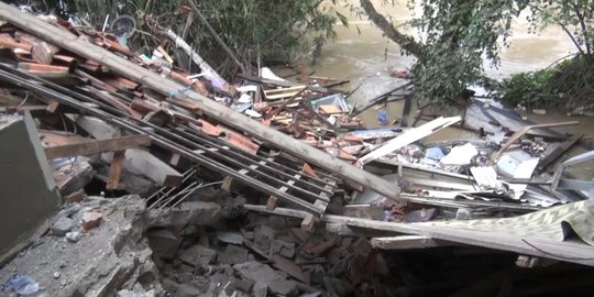 Rumah Warga Kabupaten Bekasi Ambruk Tergerus Arus Kali Cikarang