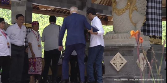 Joe Biden Tersandung Saat Tiba di Tahura Bali