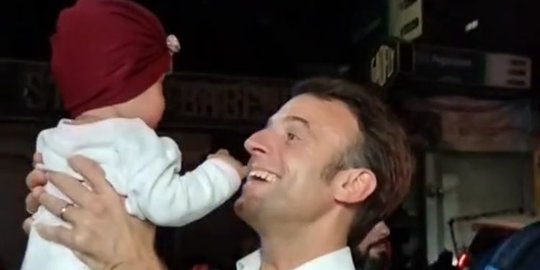 Viral Presiden Prancis Emmanuel Macron Turun dari Mobil, Pilih Jalan Kaki Sapa Warga