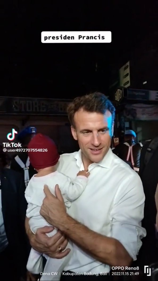 viral presiden prancis emmanuel macron turun dari mobil pilih jalan kaki untuk sapa warga