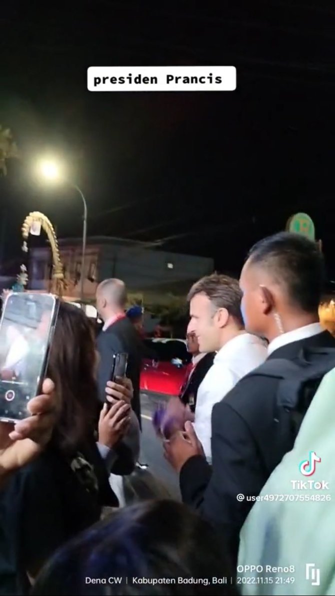 viral presiden prancis emmanuel macron turun dari mobil pilih jalan kaki untuk sapa warga