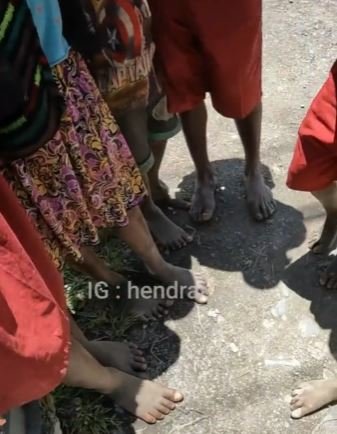 brimob bagi bagi sepatu gratis kepada anak sekolah di papua tuai pujian