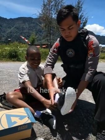 brimob bagi bagi sepatu gratis kepada anak sekolah di papua tuai pujian