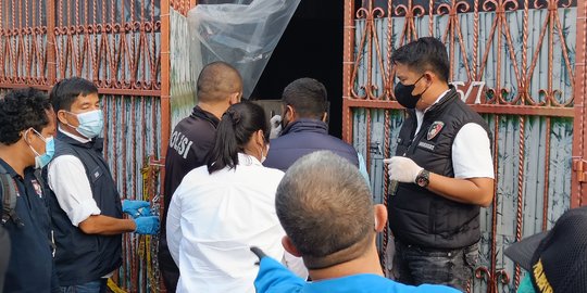 Kembali Gelar Olah TKP Mayat di Kalideres, Polisi Angkut Barang Pribadi Korban