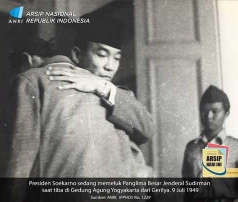 bung karno peluk jenderal soedirman di istana negara yogyakarta