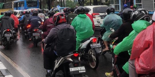 Hujan Lebat Sejak Pagi, Lalu Lintas Jakarta Tampak Semrawut