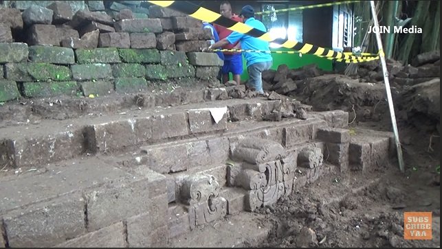 candi kuno ditemukan di areal pemakaman di jatim ada arca dewa surgawi terpendam