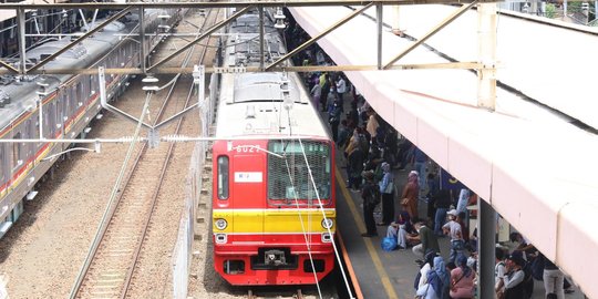 KRL Tertemper Mobil di Stasiun Bojong Indah-Taman Kota, Penumpang Dialihkan