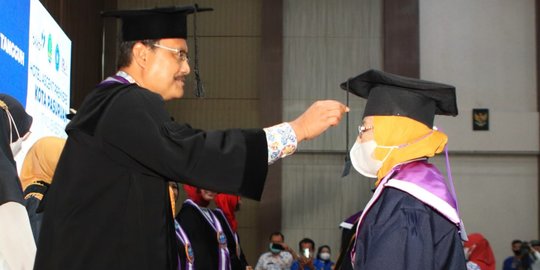 Mewisuda Sekolah Lansia Tangguh, Gus Ipul Salut dengan Semangat Pesertanya