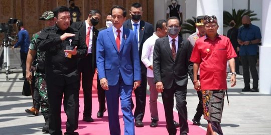 Gaya Kepala BIN Budi Gunawan saat Dampingi Jokowi, Gagah & Terlihat Awet Muda