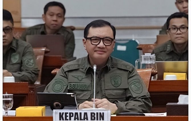 gaya kepala bin budi gunawan saat dampingi jokowi