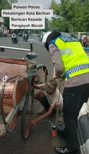 momen polwan pompa becak pak tua di pinggir jalan