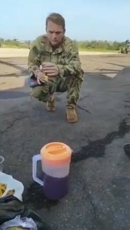 tentara amerika asyik makan gorengan sambil ngeteh sikap jongkoknya jadi sorotan