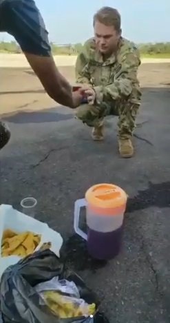 tentara amerika asyik makan gorengan sambil ngeteh sikap jongkoknya jadi sorotan