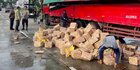 Ratusan Karton Berisi Minyak Goreng Jatuh dari Truk di Pinang Tangerang