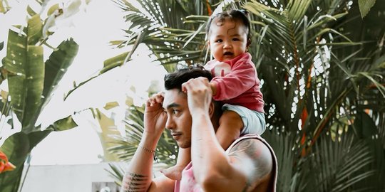 Cute! Momen Kebersamaan Baby Xarena dengan Sang Ayah, Kompak Pakai Baju Pink