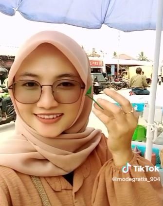 potret penjual cilok cantik curhat risih kalau ada pembeli cowok yang terlalu mepet