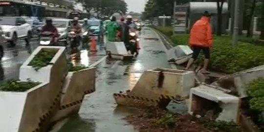 Jalur Sepeda di Sudirman Berantakan Usai Diseruduk Fortuner, Ini Kronologinya