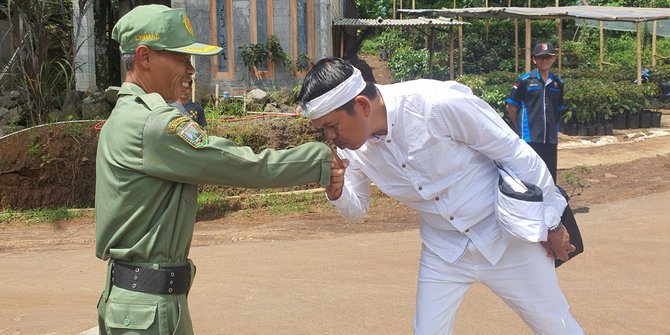 Salut, Hansip Ini Tolak Duit Rp2,5 Juta Bikin Mantan Bupati Hormat & Cium Tangan