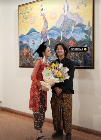 raih gelar sarjana intip momen wisuda andira hadley kekasih bisma karisma