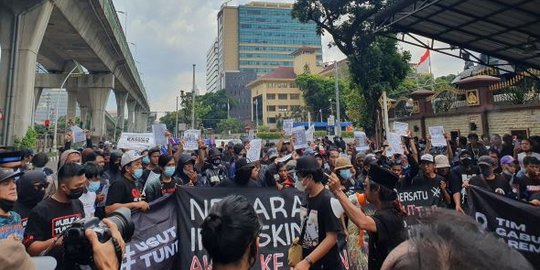 Ratusan Aremania Geruduk Mabes Polri Cari Keadilan atas Tragedi Kanjuruhan