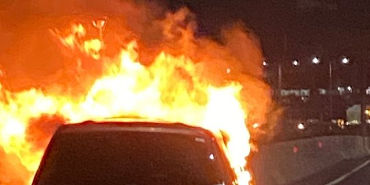 Mobil Terbakar, Lalu Lintas di Jalan Tol Layang MBZ Padat