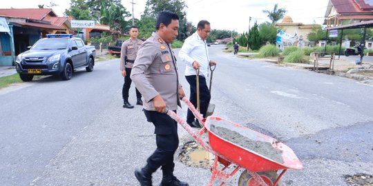 Kisah Kapolres di Aceh Turun Tangan Tambal Jalan Berlubang