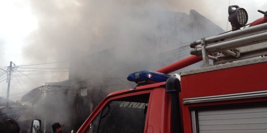 Lima Rumah di Permukiman Padat Penduduk Kota Padang Hangus Terbakar