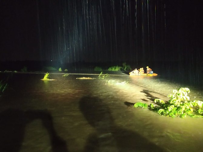 evakuasi pemancing terjebak banjir sungai progo