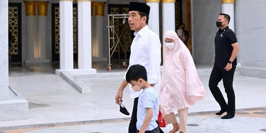 Momen Jokowi-Iriana Salat di Masjid Sheikh Zayed, Kehadiran Jan Ethes Curi Perhatian