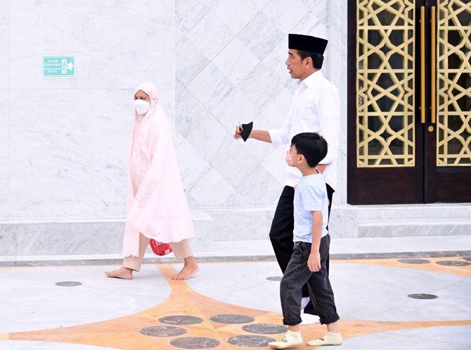 jokowi dan jan ethes salat