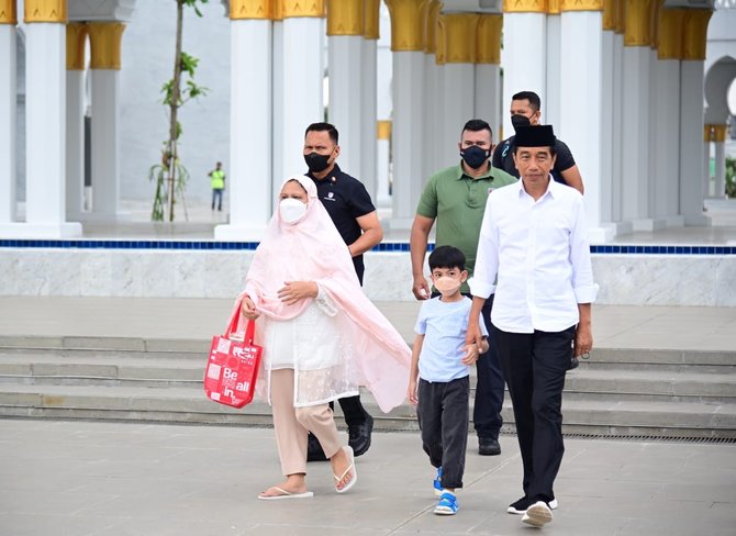 jokowi dan jan ethes salat