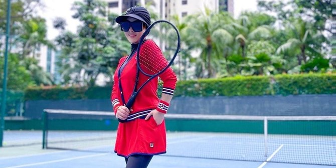 Cetar Abis, Ini 6 Potret Syahrini yang Makin Getol Olahraga Tenis di Singapura