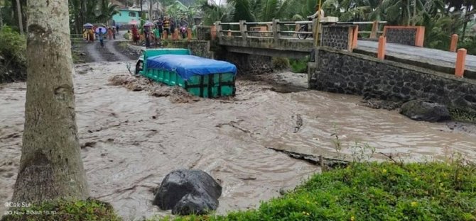 truk diterjang lahar dingin semeru