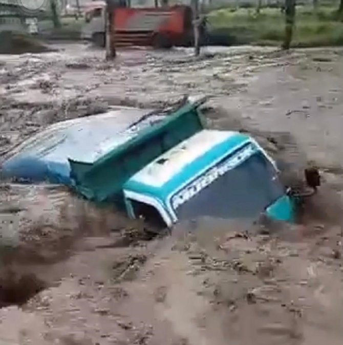 truk diterjang lahar dingin semeru