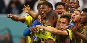 ekuador unggul 0 2 dari tuan rumah qatar